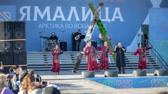 Фестиваль арктической моды прошел под открытым небом. Фото: Фёдор Воронов / АНО "Ямал-Медиа"