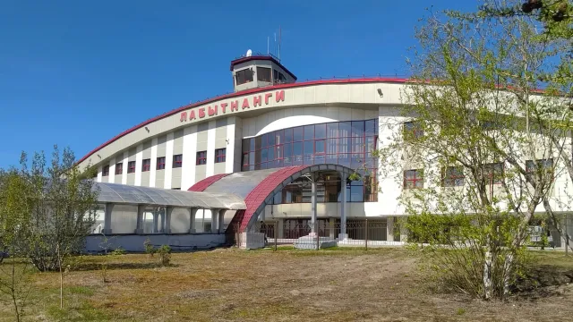 Это здание вокзала было построено более 20 лет назад. Фото: Андрей Ткачёв / "Ямал-Медиа"