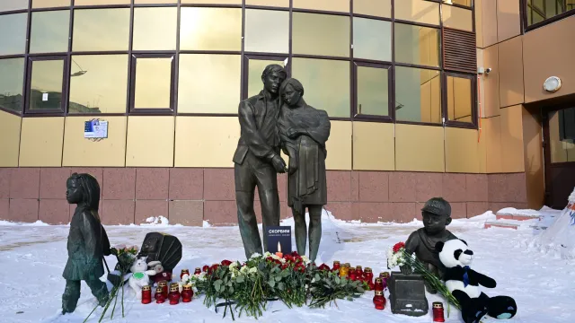 В Новом Уренгое цветы в память жертв теракта возлагают возле памятника семье. Фото: Андрей Мальцев / предоставлено пресс-службой губернатора ЯНАО