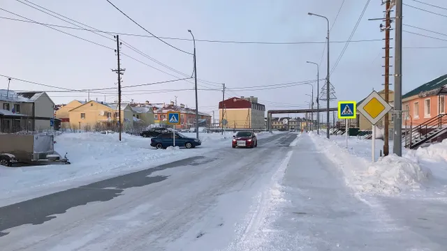 Улицу Дорожная в Тазовском расширят с трёх до четырёх плит. Фото: Анастасия Ульянова / КРАСНЫЙ СЕВЕР